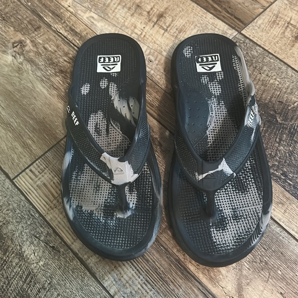 Reef Black and taupe marble print “Oasis” flip flops - Picture 3 of 4